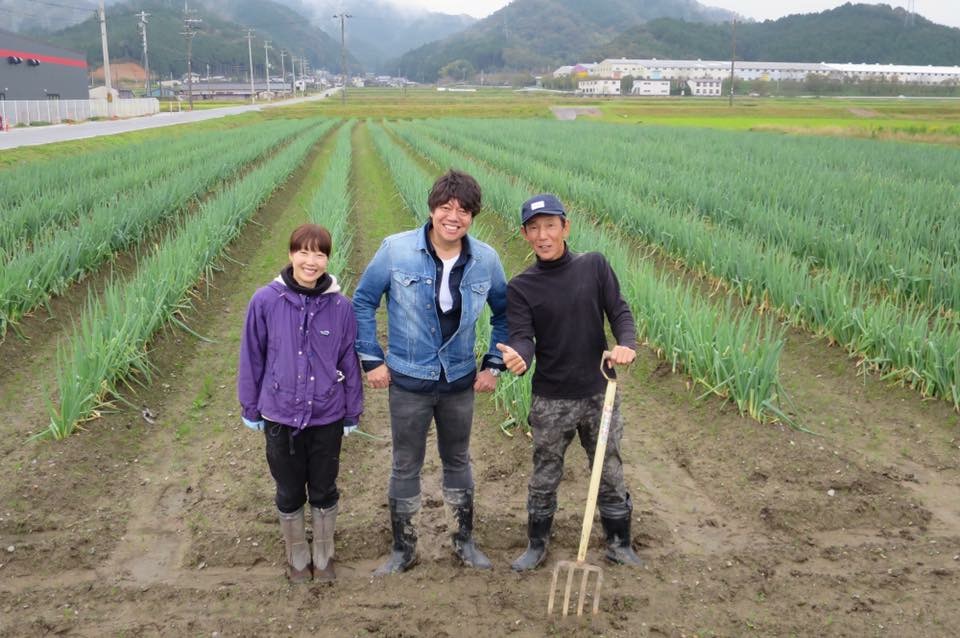 山下春幸氏、クロスロードの取材にて和田山のNOUEN圃場に岩津ねぎを見に来られました。
